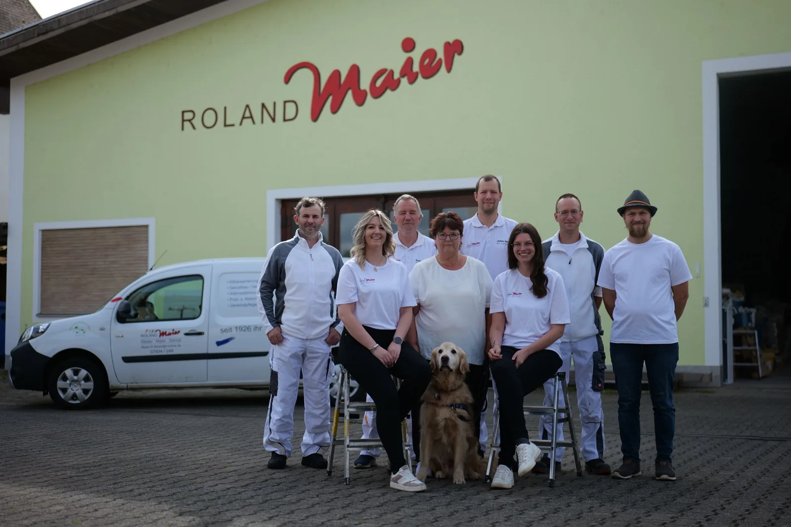 Das Team von Malerbetrieb Maier vor dem Firmensitz in Weikersheim