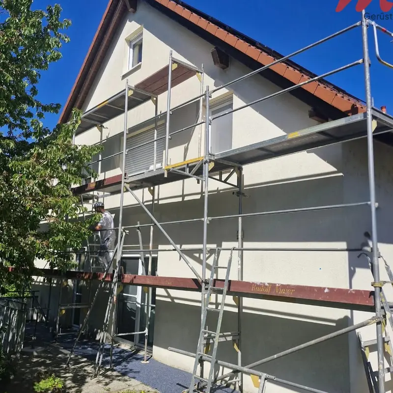 Hausfassade mit Baugerüst – Außenarbeiten